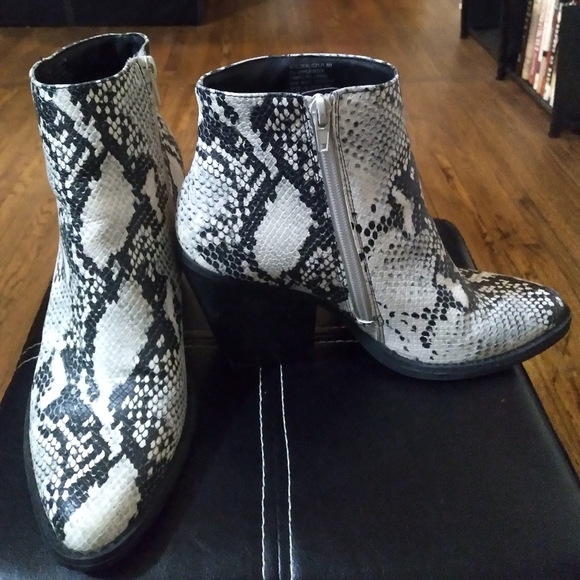 👢IT'S A SALE!! Snakeskin Ankle Boots👢 - Picture 1 of 4